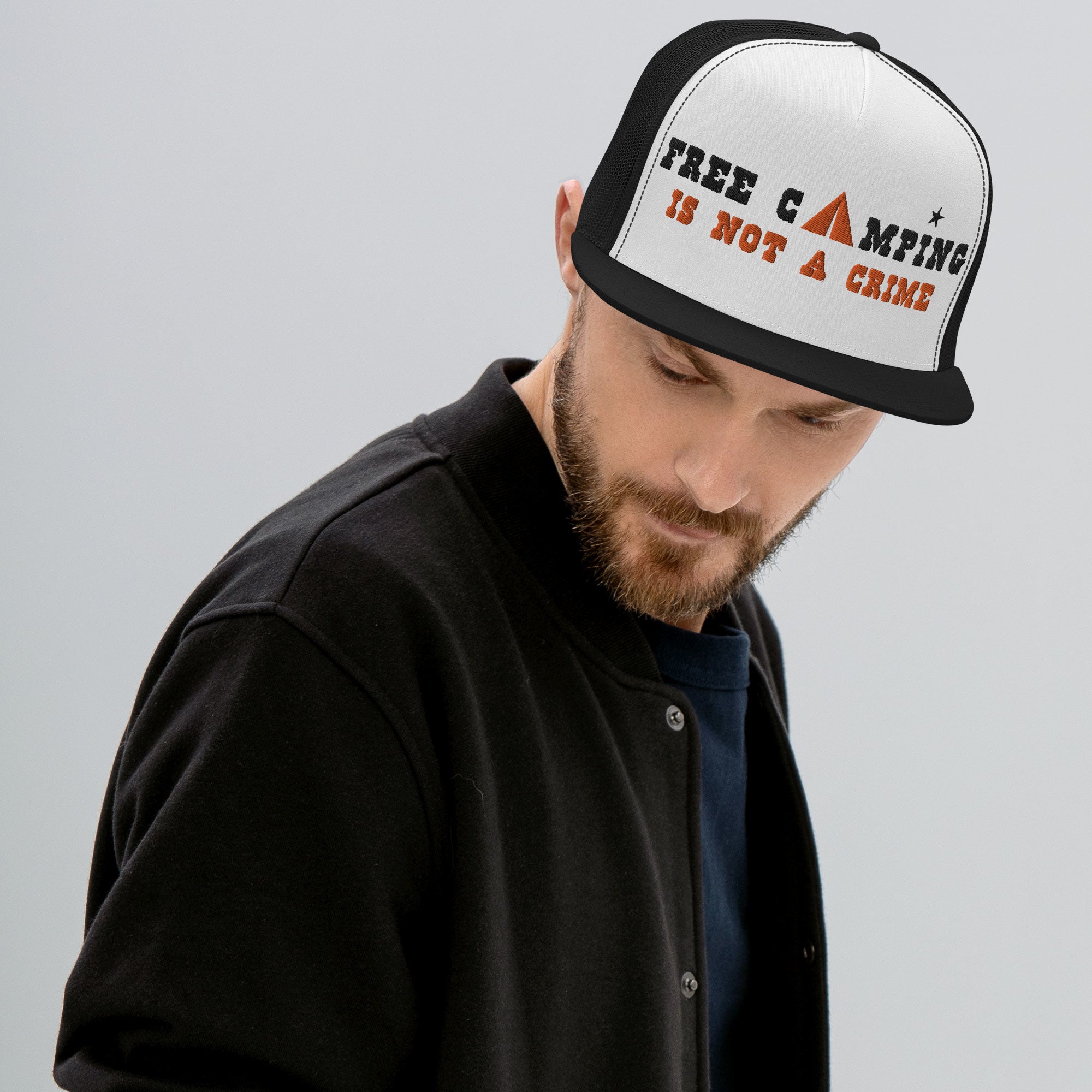 Casquette Trucker bicolore à visière plate Free camping is not a crime black/orange