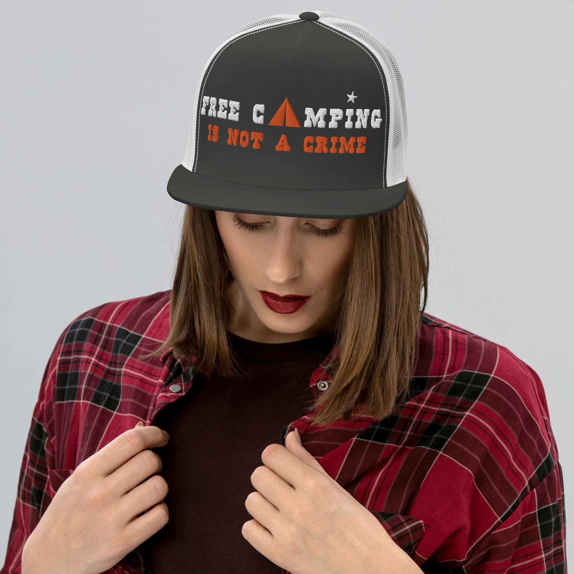 Casquette Trucker bicolore à visière plate Free camping is not a crime white/orange