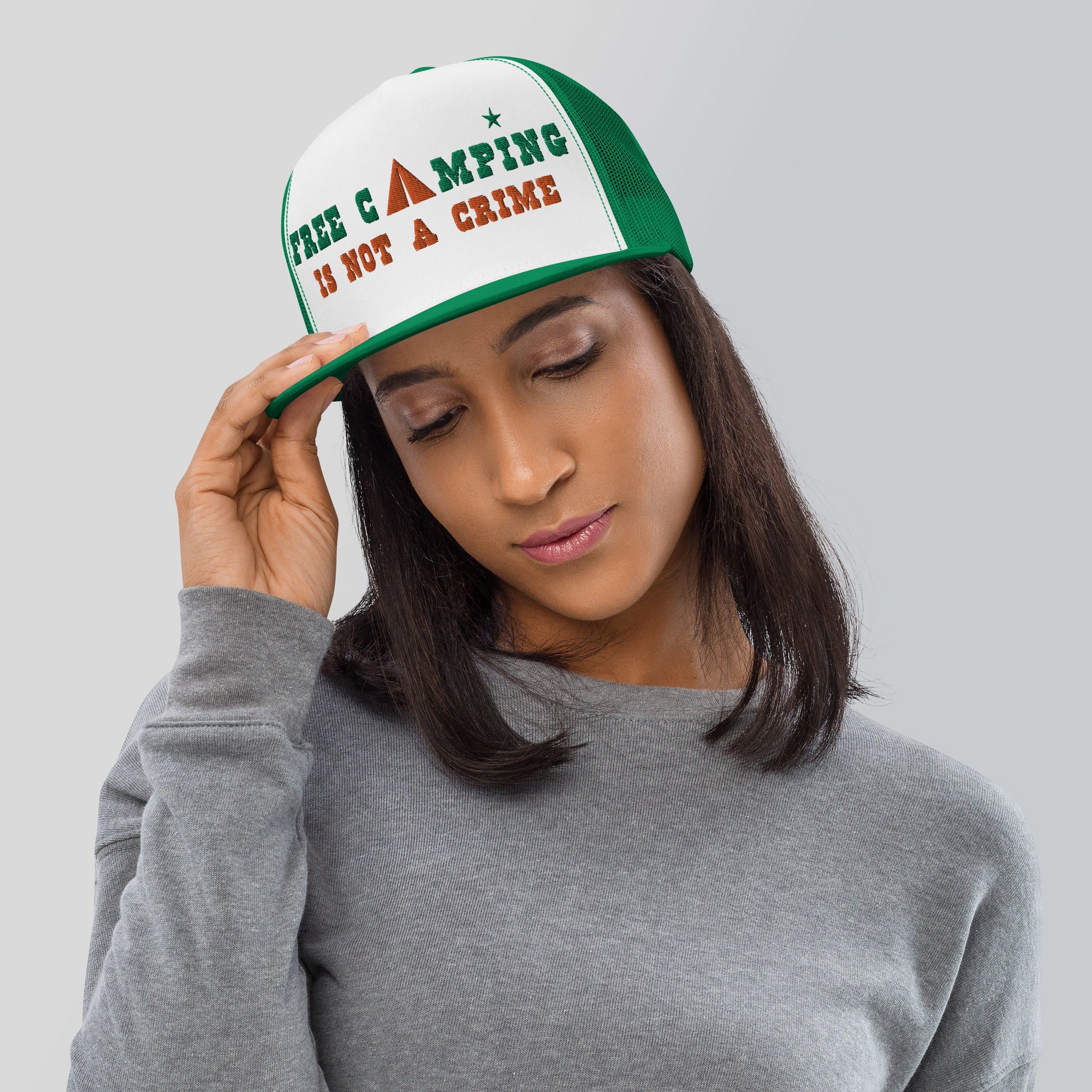 Casquette Trucker bicolore à visière plate Free camping is not a crime kelly green/orange