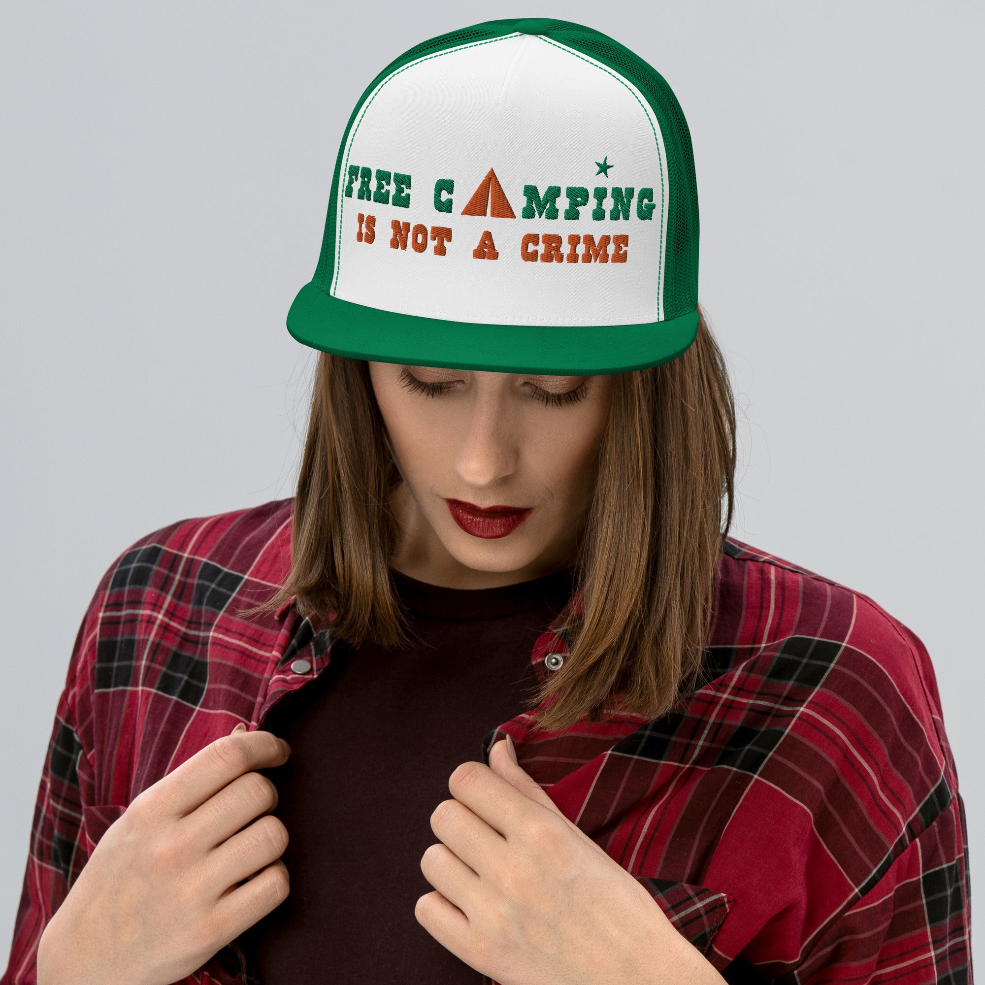 Casquette Trucker bicolore à visière plate Free camping is not a crime kelly green/orange