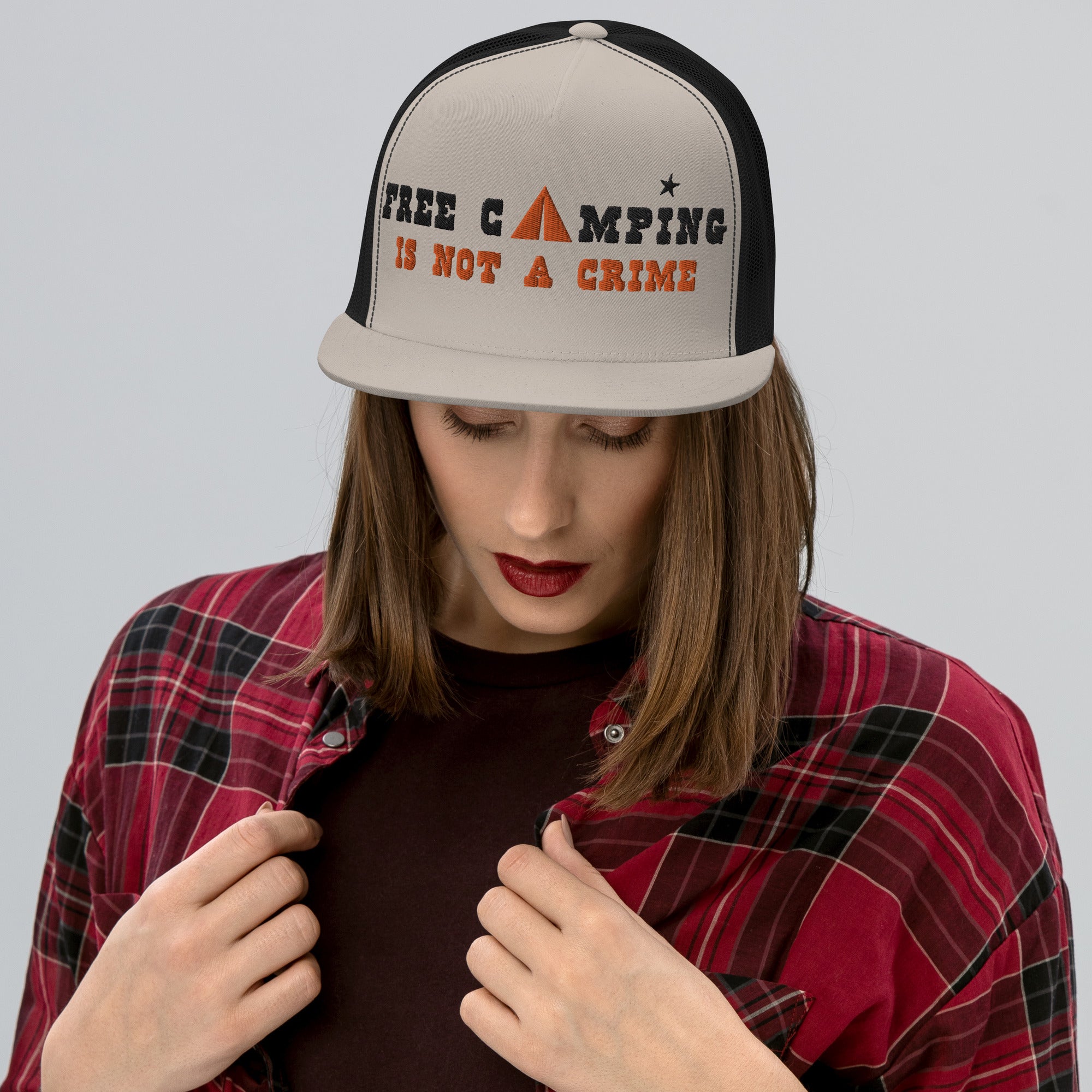 Casquette Trucker bicolore à visière plate Free camping is not a crime black/orange