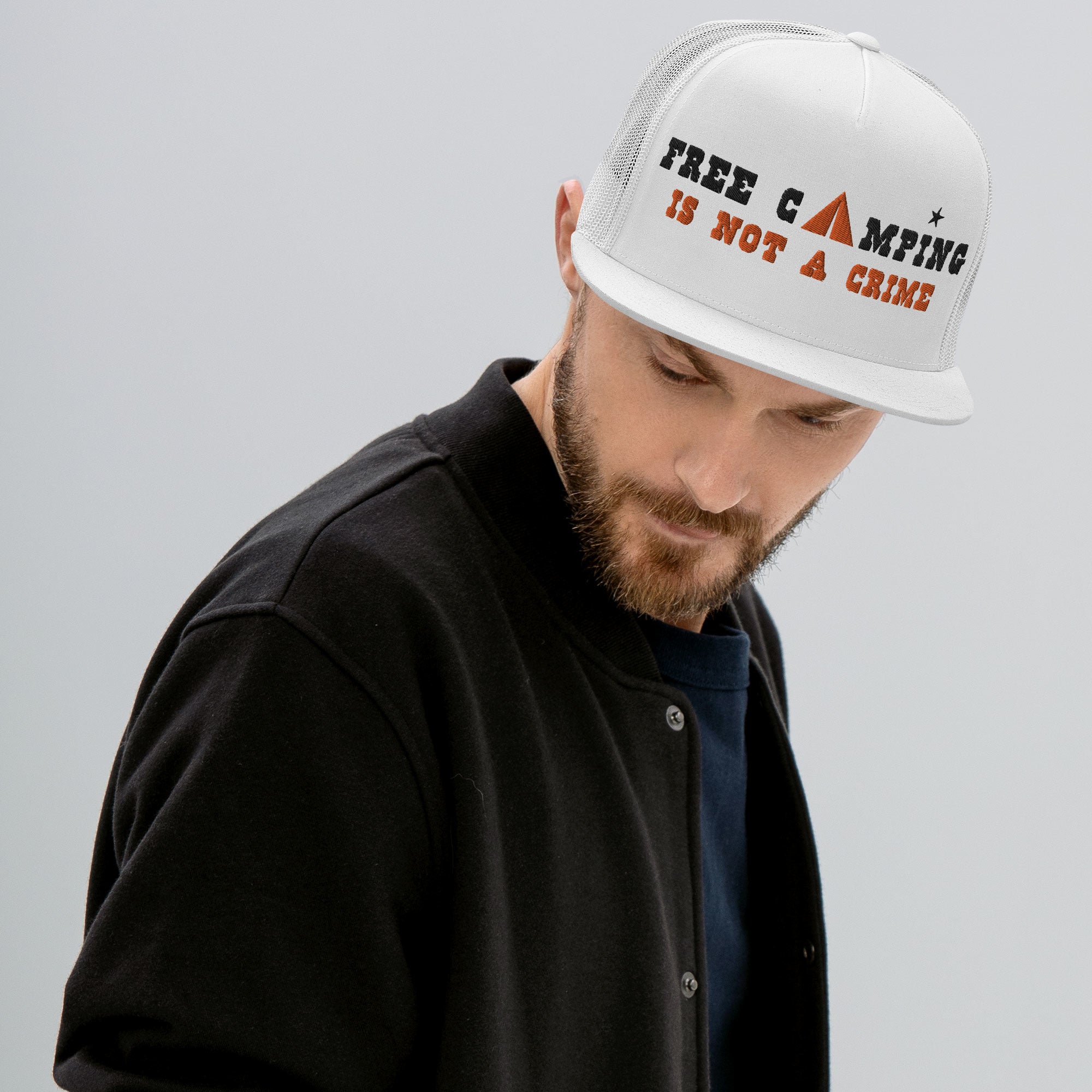 Casquette Trucker à visière plate Free camping is not a crime black/orange