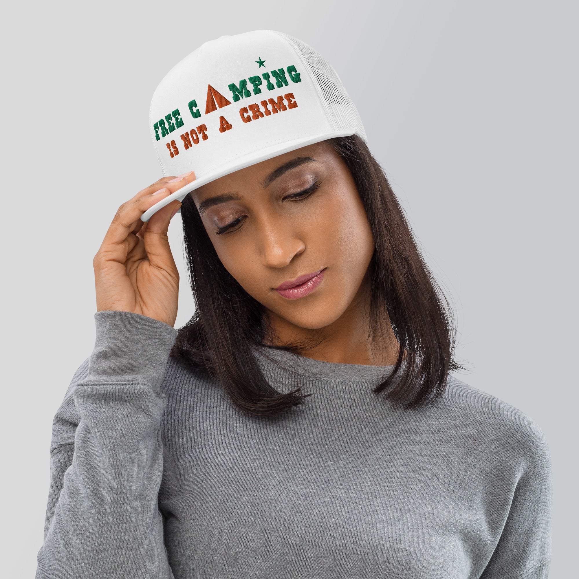 Casquette Trucker bicolore à visière plate Free camping is not a crime kelly green/orange