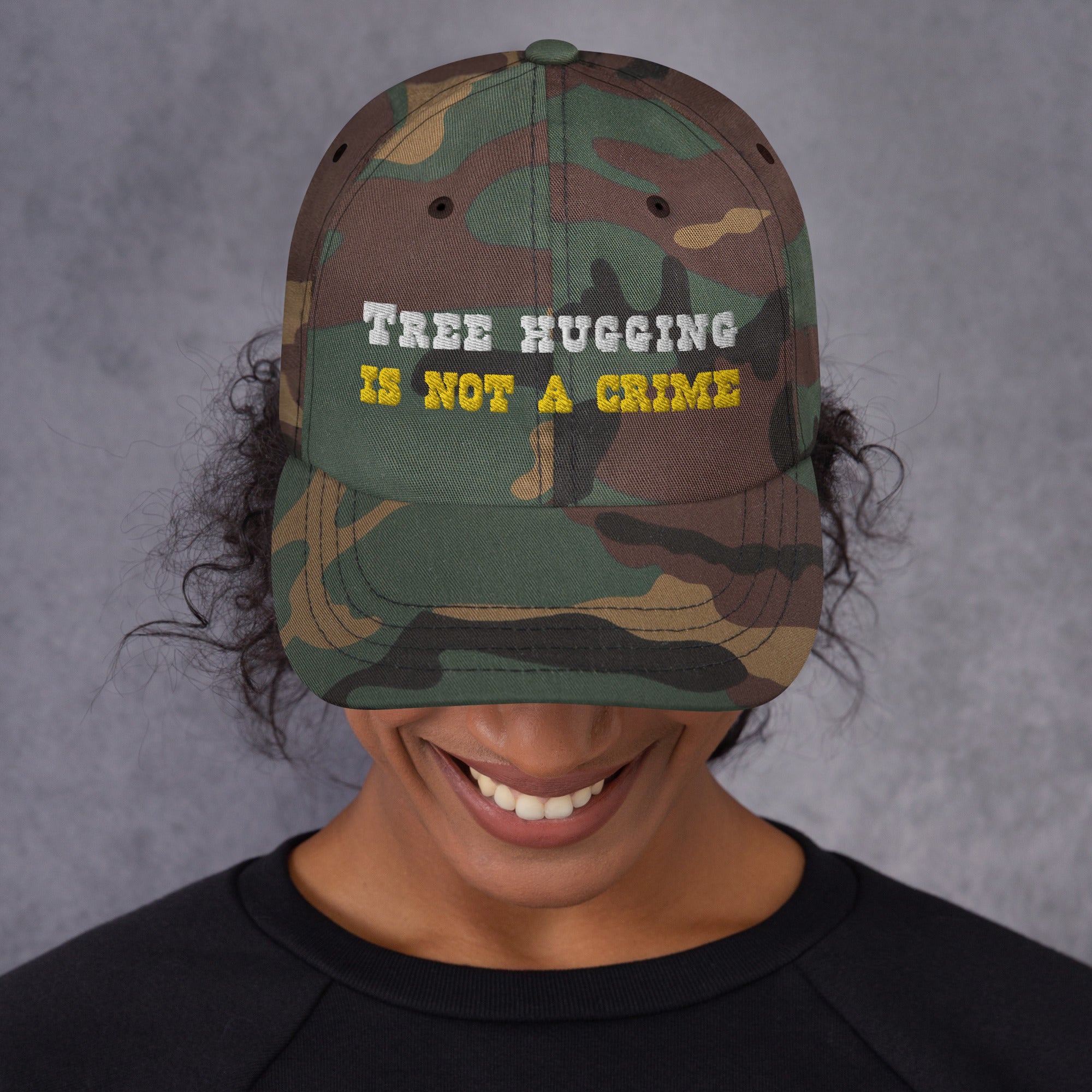 Casquette de Baseball camouflage Tree Hugging is not a crime White/Gold