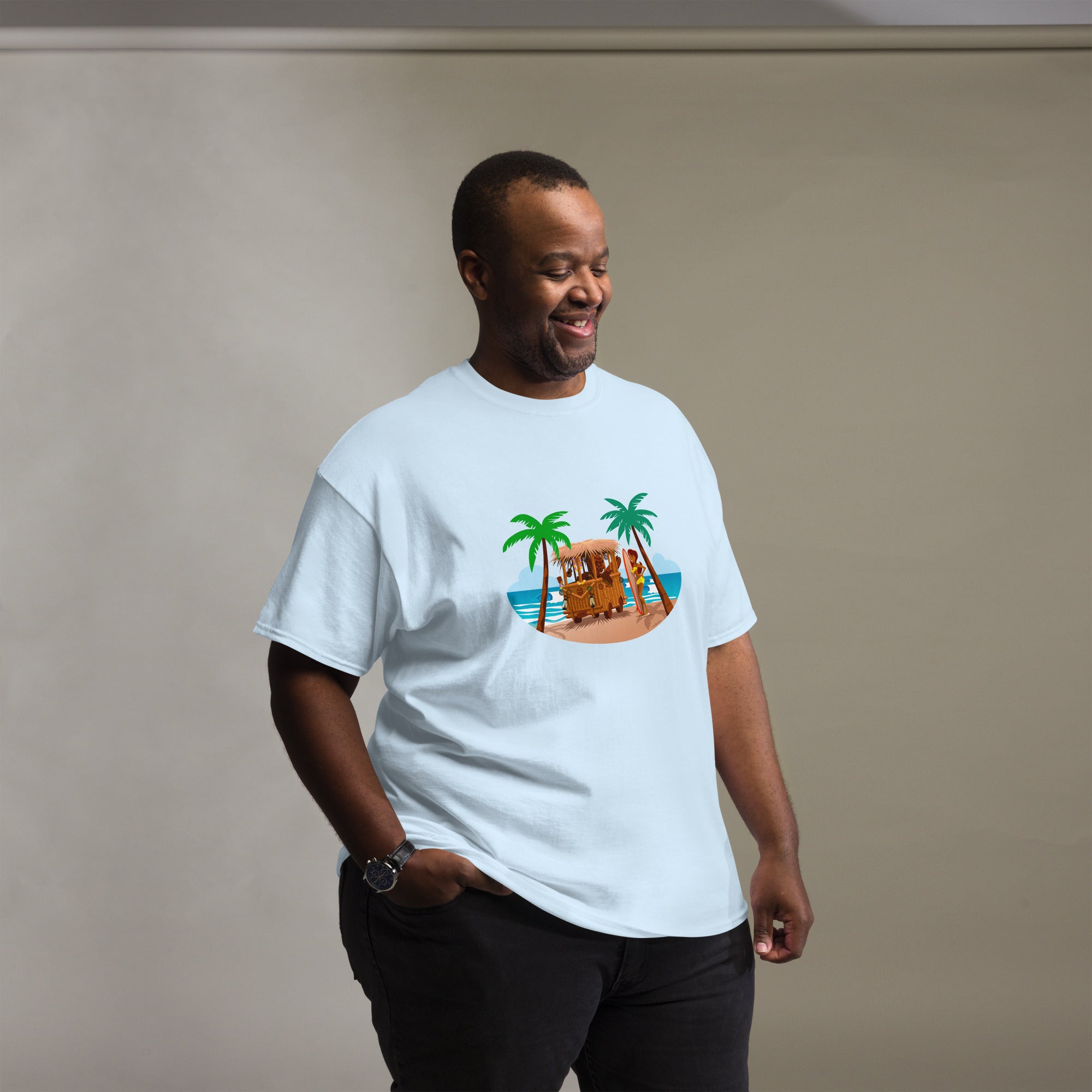 T-shirt classique homme Tiki Kombi sur fond clair
