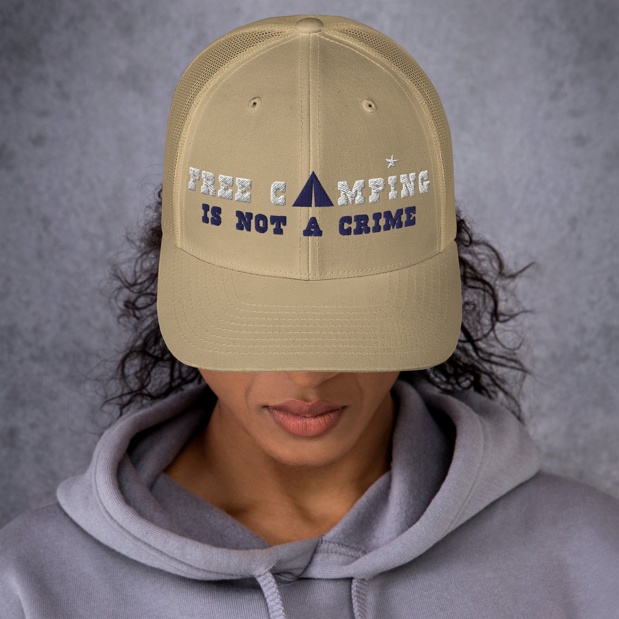 Casquette trucker rétro Free camping is not a crime white/navy