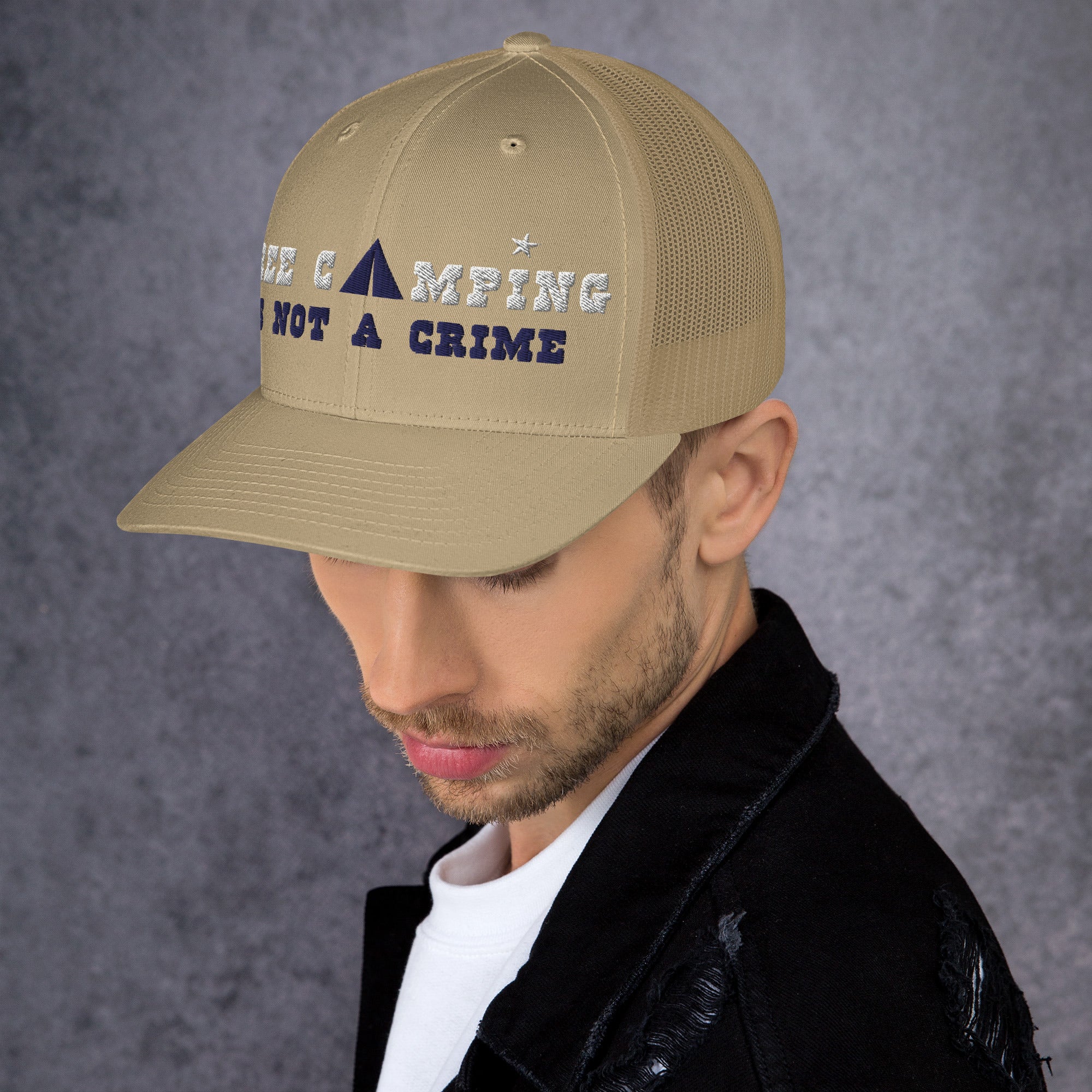 Casquette trucker rétro Free camping is not a crime white/navy