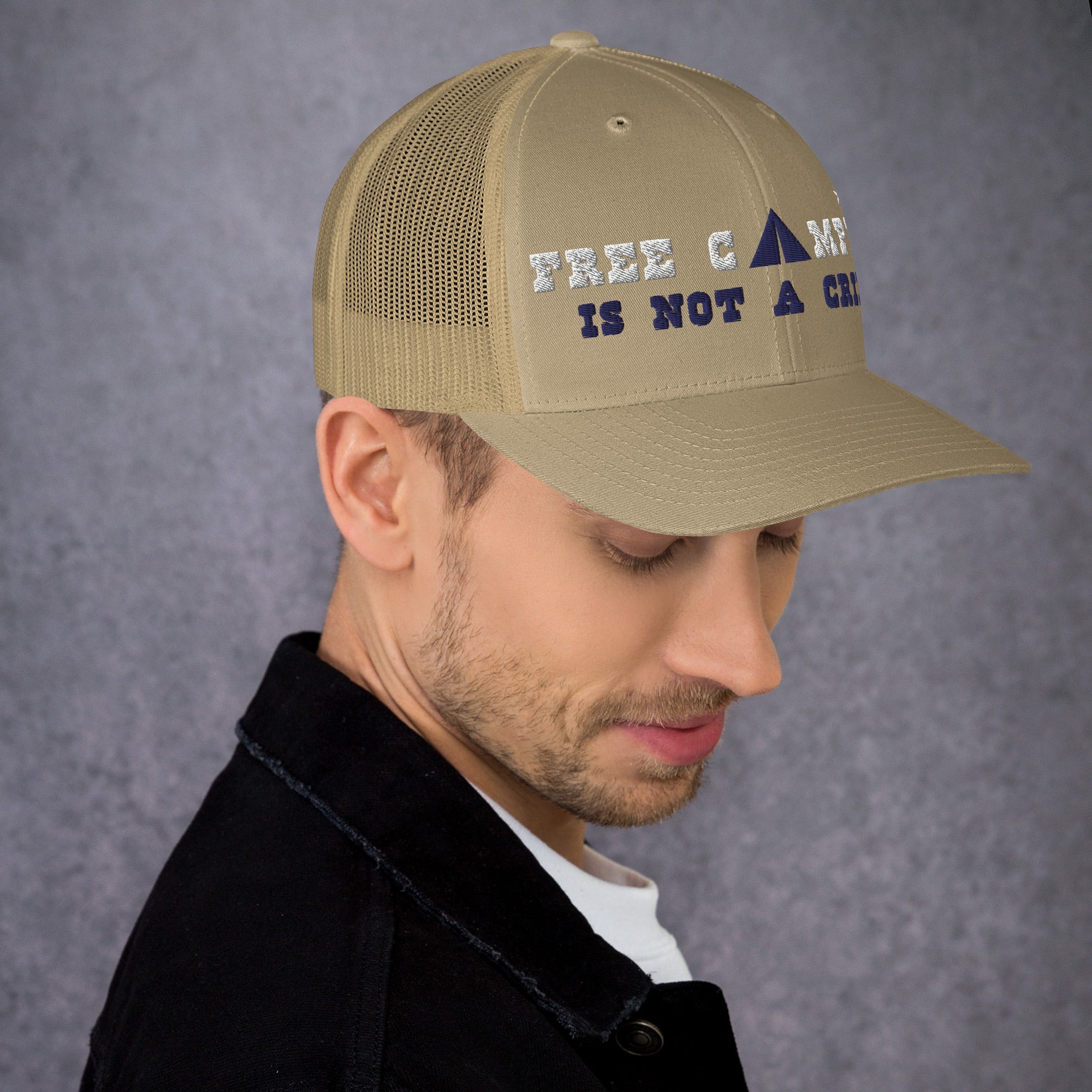 Casquette trucker rétro Free camping is not a crime white/navy