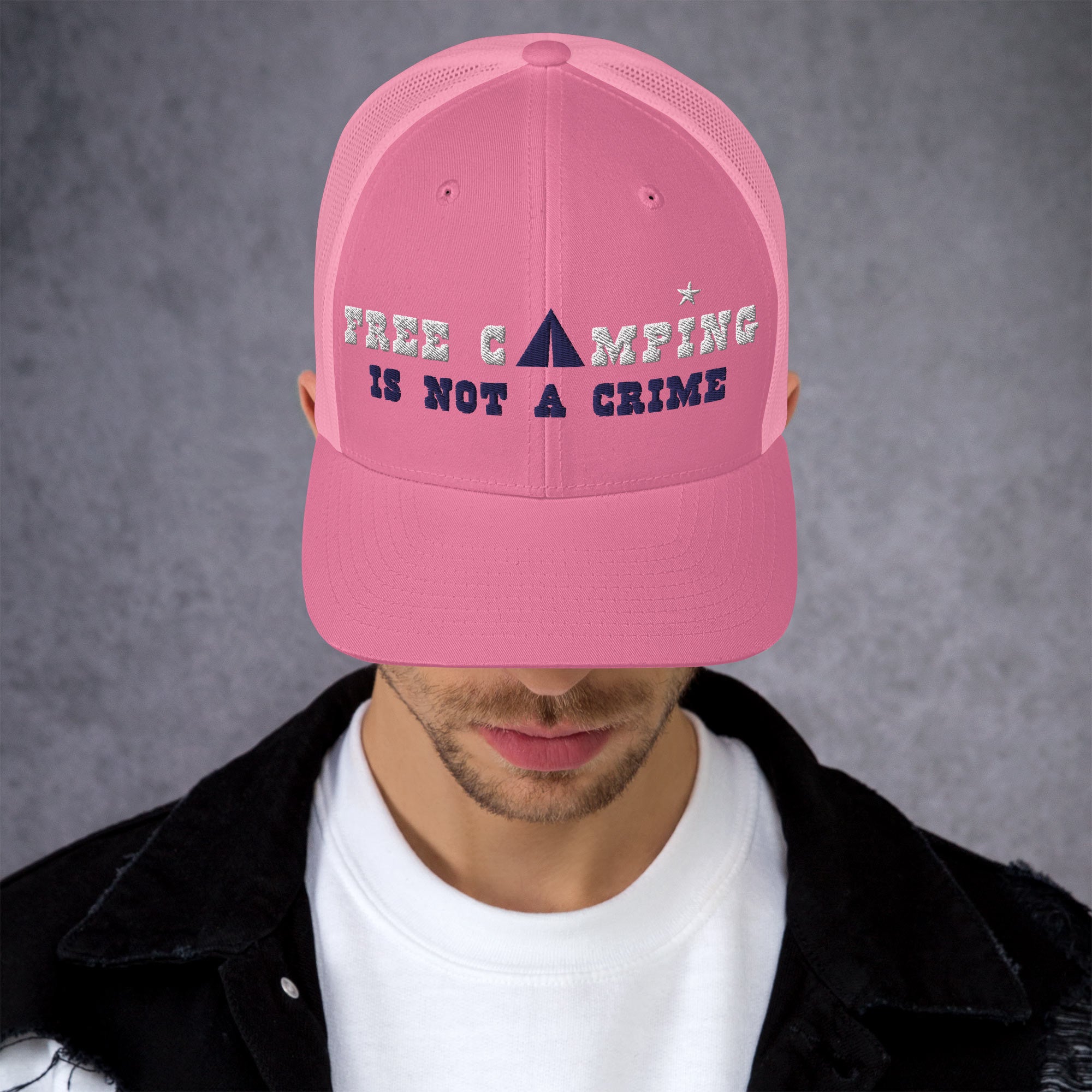 Casquette trucker rétro Free camping is not a crime white/navy