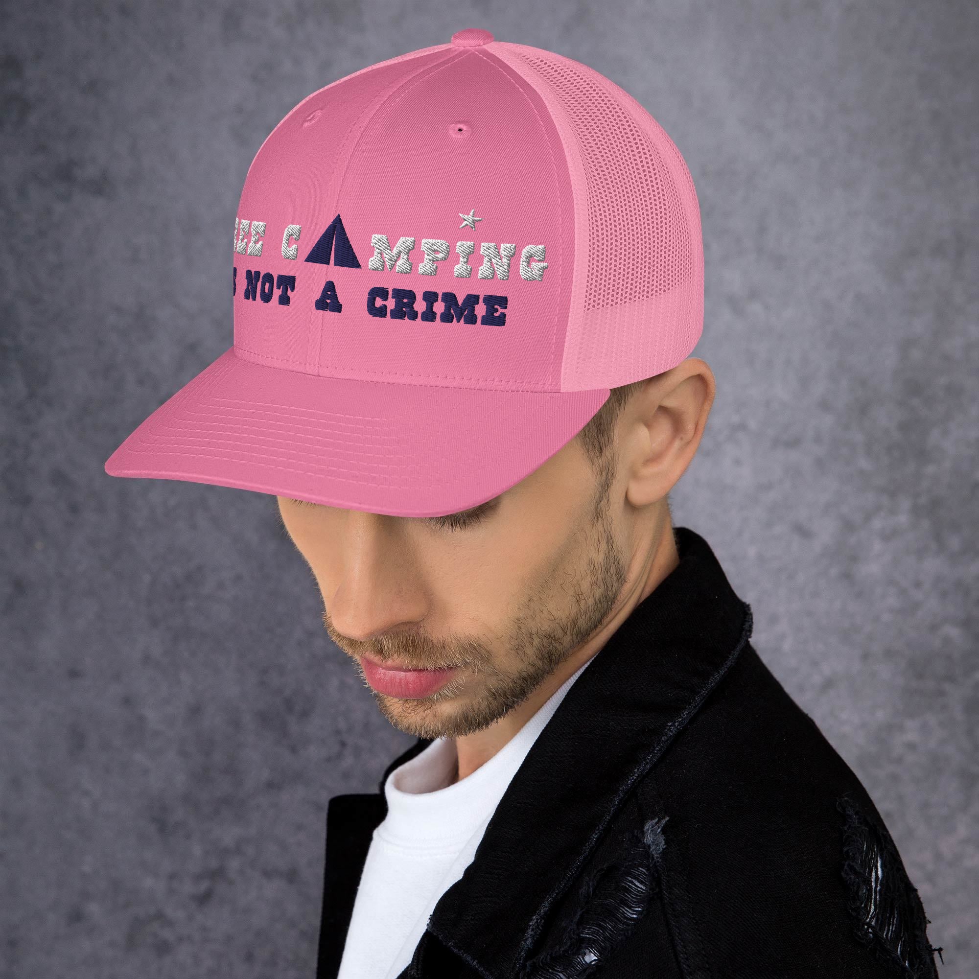 Casquette trucker rétro Free camping is not a crime white/navy