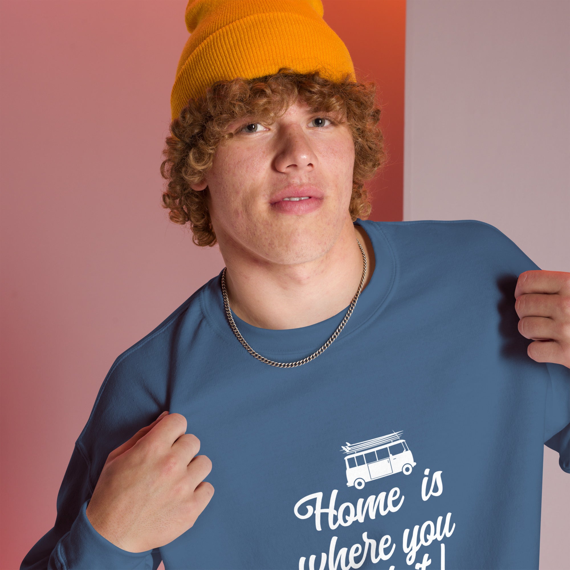 Sweat Unisexe à Col Rond White Surf Combi Home is where you park it sur couleurs foncées