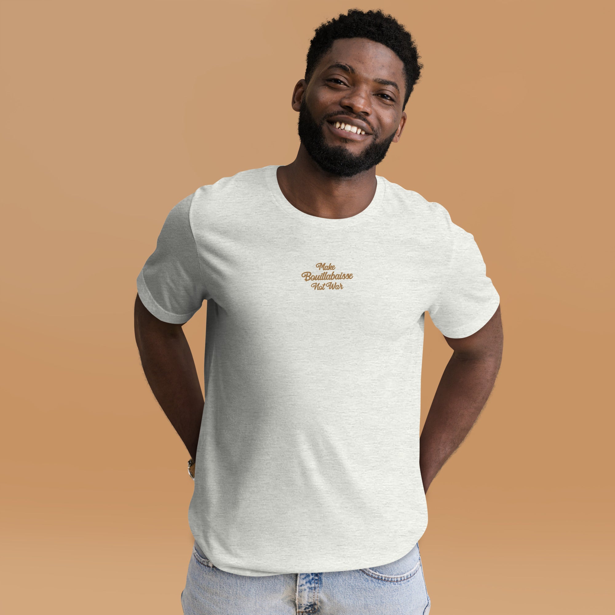 T-shirt en coton unisexe Make Bouillabaisse Not War Text Only brodé old gold sur couleurs chinées claires