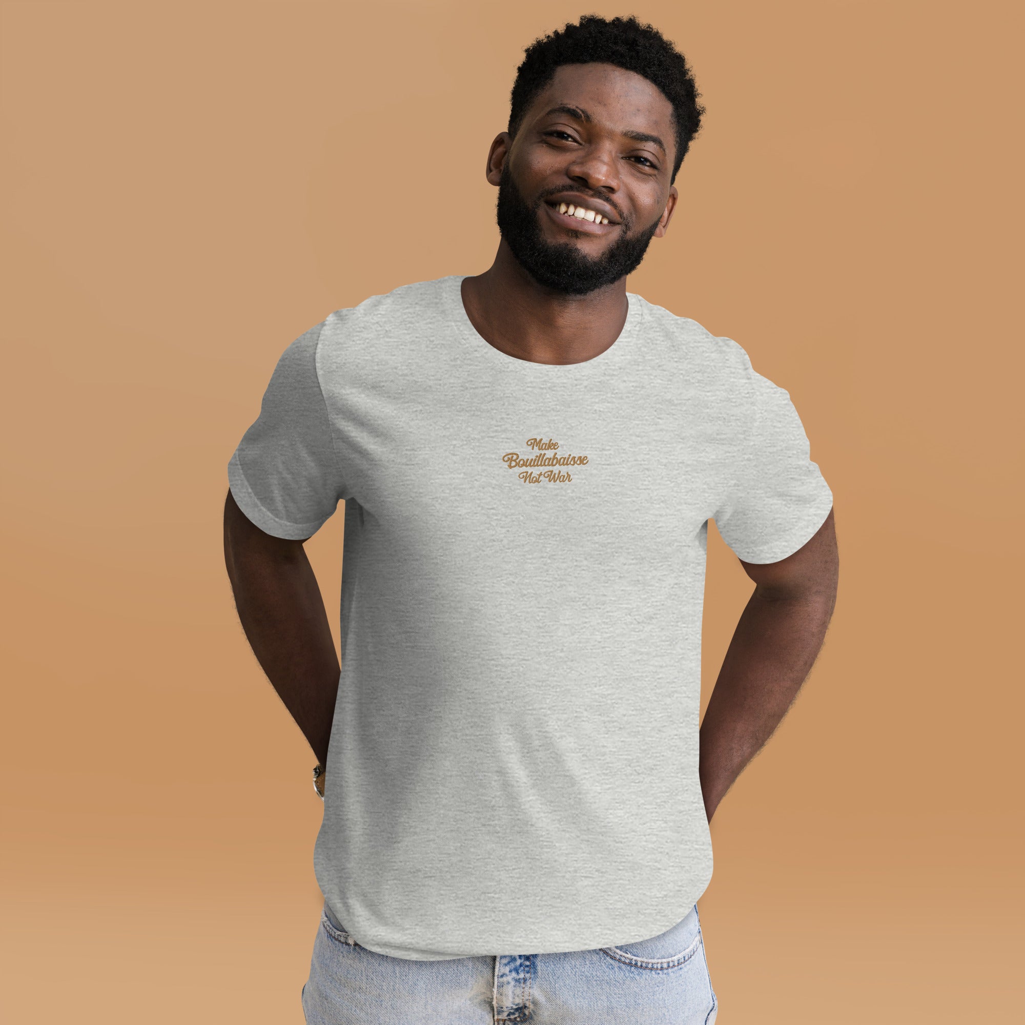 T-shirt en coton unisexe Make Bouillabaisse Not War Text Only brodé old gold sur couleurs chinées claires