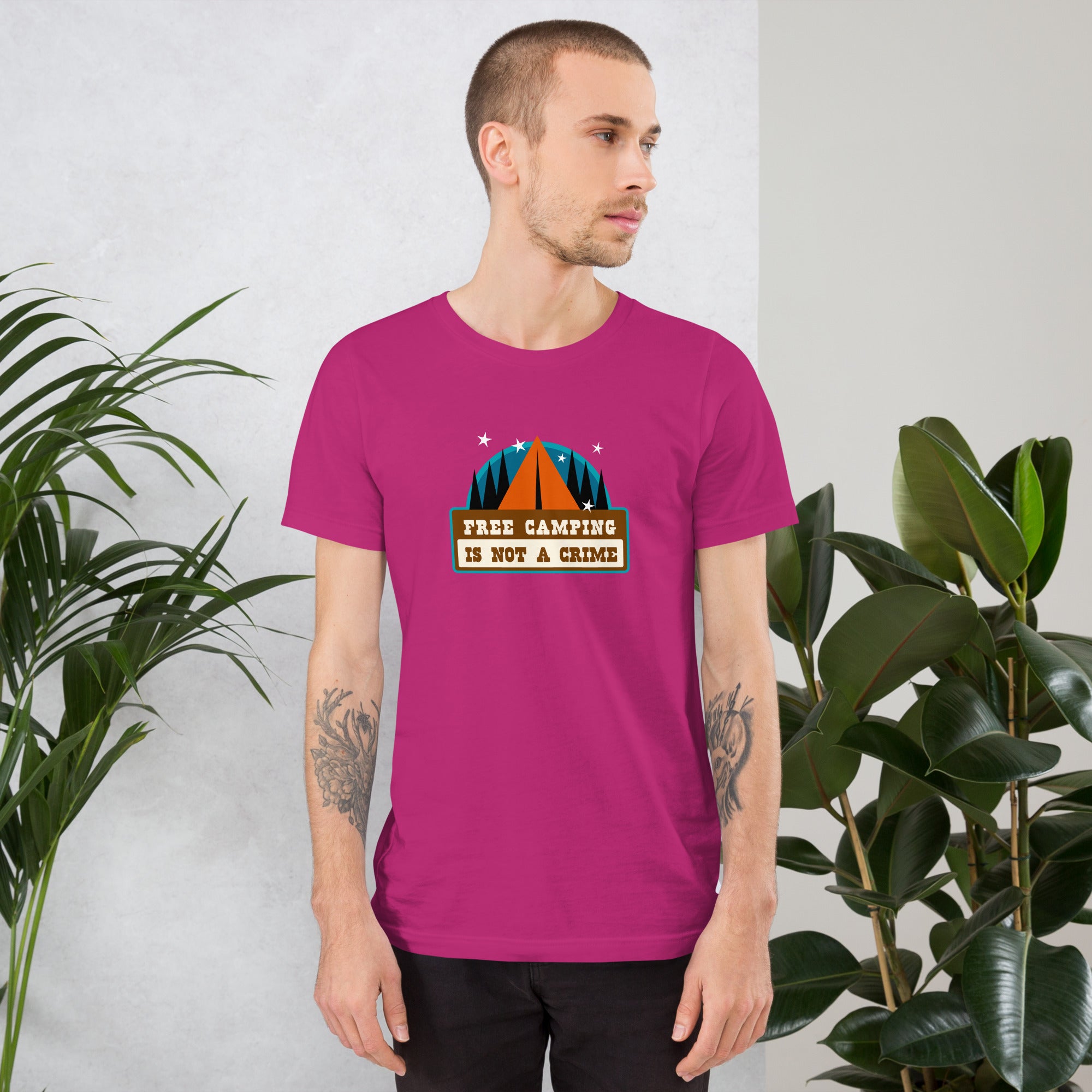 T-shirt en coton unisexe Free camping is not a crime sur couleurs vives