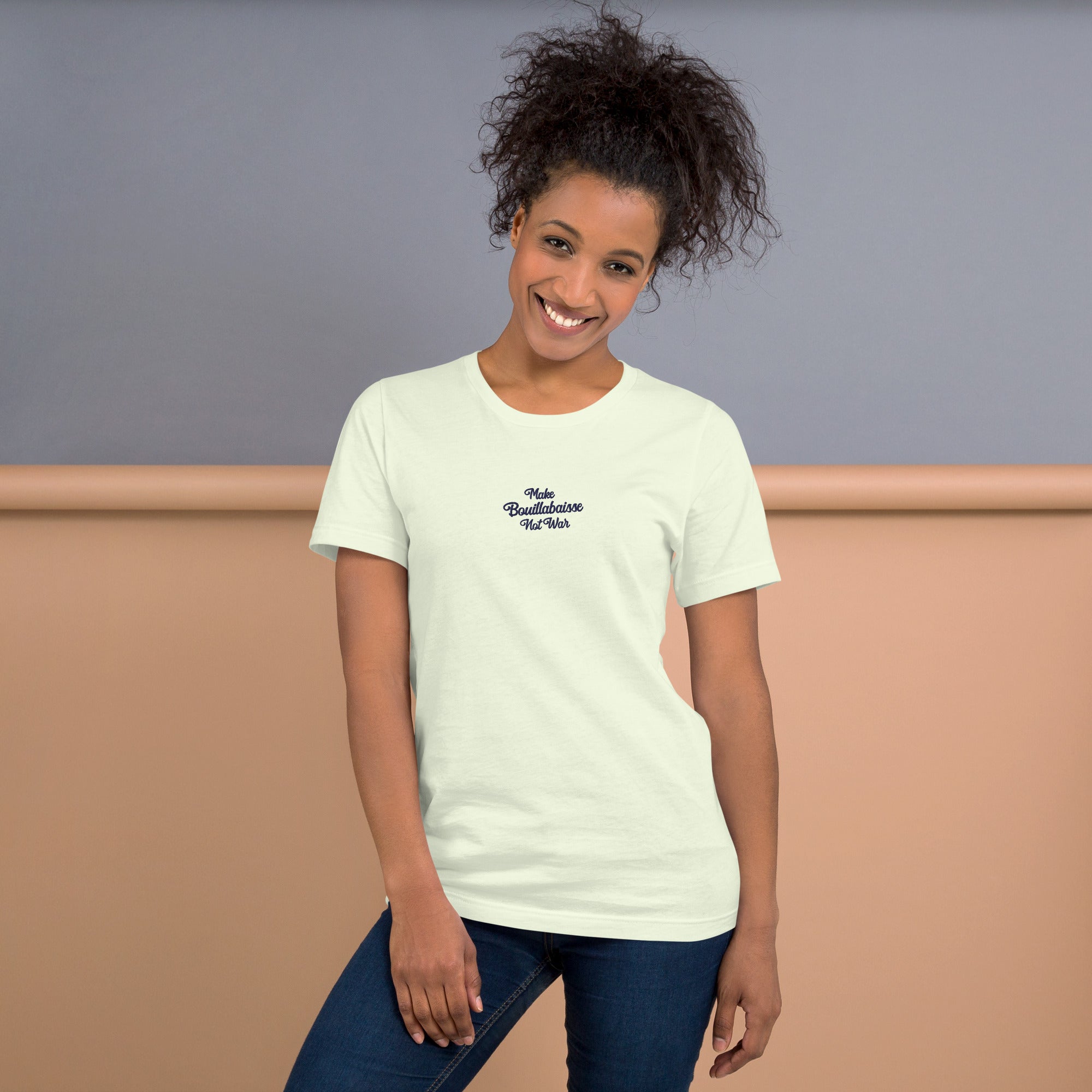 T-shirt en coton unisexe Make Bouillabaisse Not War Navy brodé sur couleurs claires