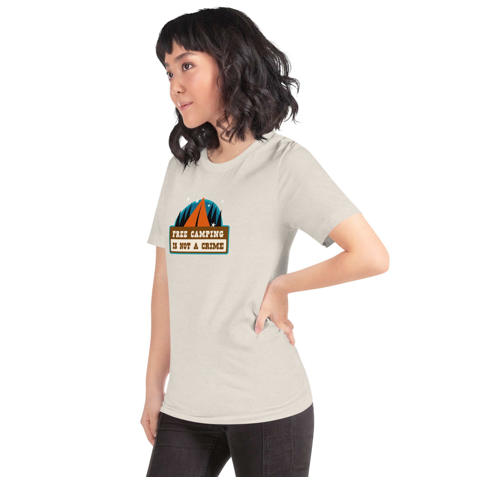 T-shirt en coton unisexe Free camping is not a crime sur couleurs chinées claires