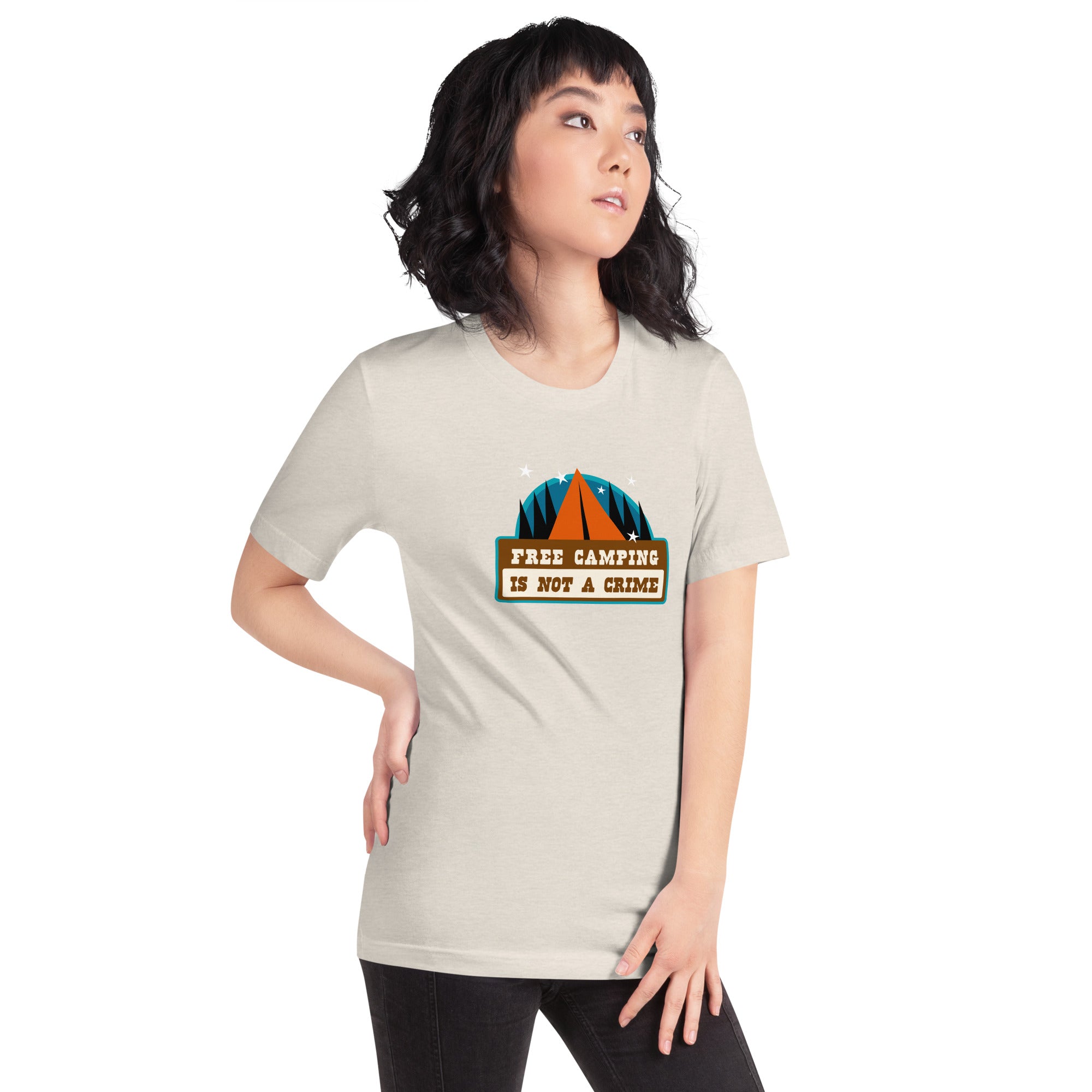 T-shirt en coton unisexe Free camping is not a crime sur couleurs chinées claires