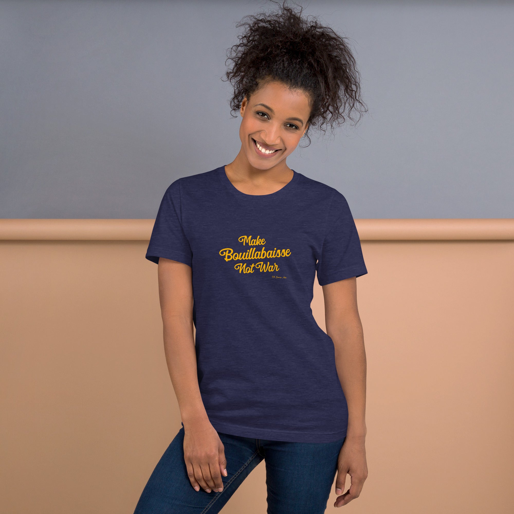 T-shirt en coton unisexe Make Bouillabaisse Not War Text Only sur couleurs chinées foncées