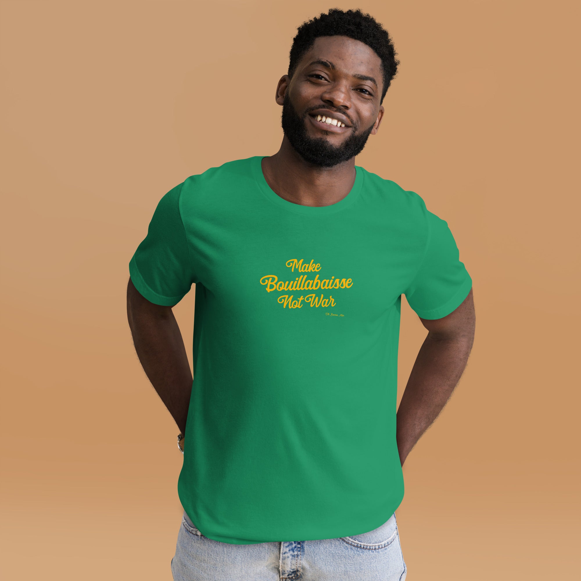 T-shirt en coton unisexe Make Bouillabaisse Not War Text Only sur verts