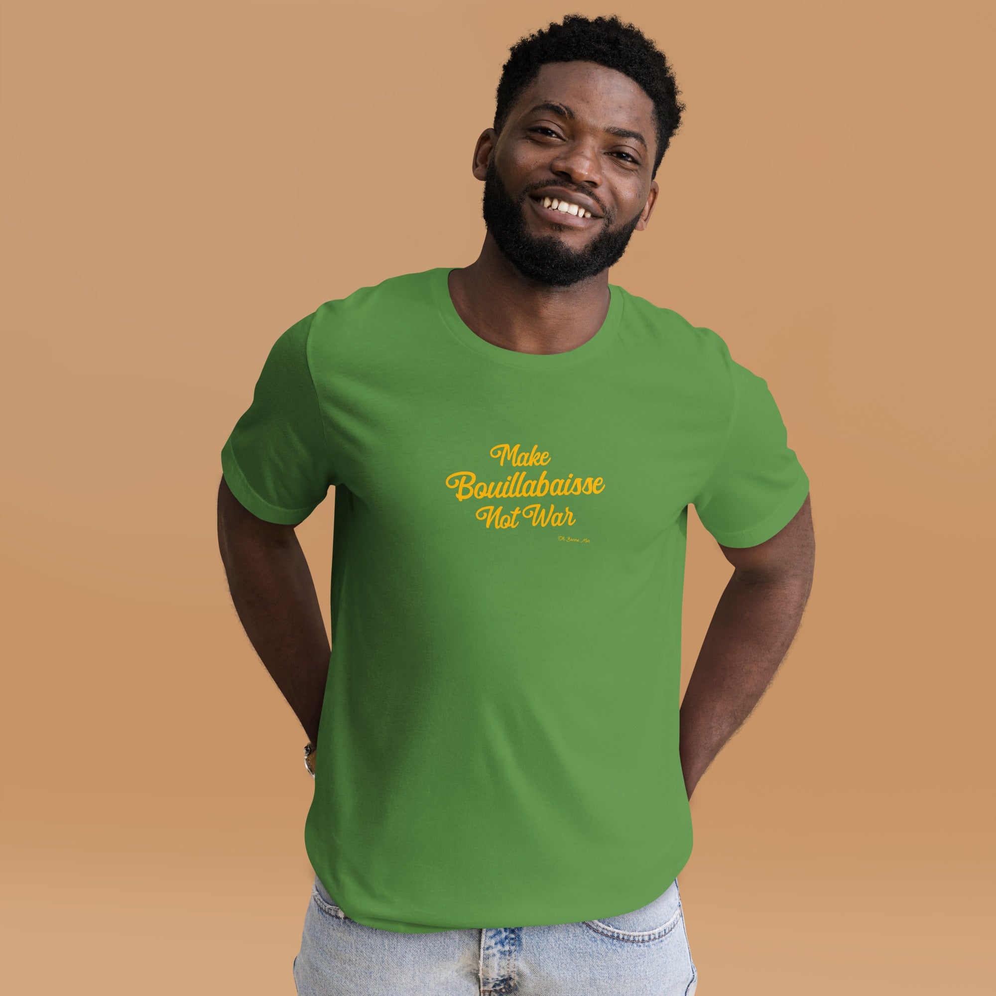 T-shirt en coton unisexe Make Bouillabaisse Not War Text Only sur verts