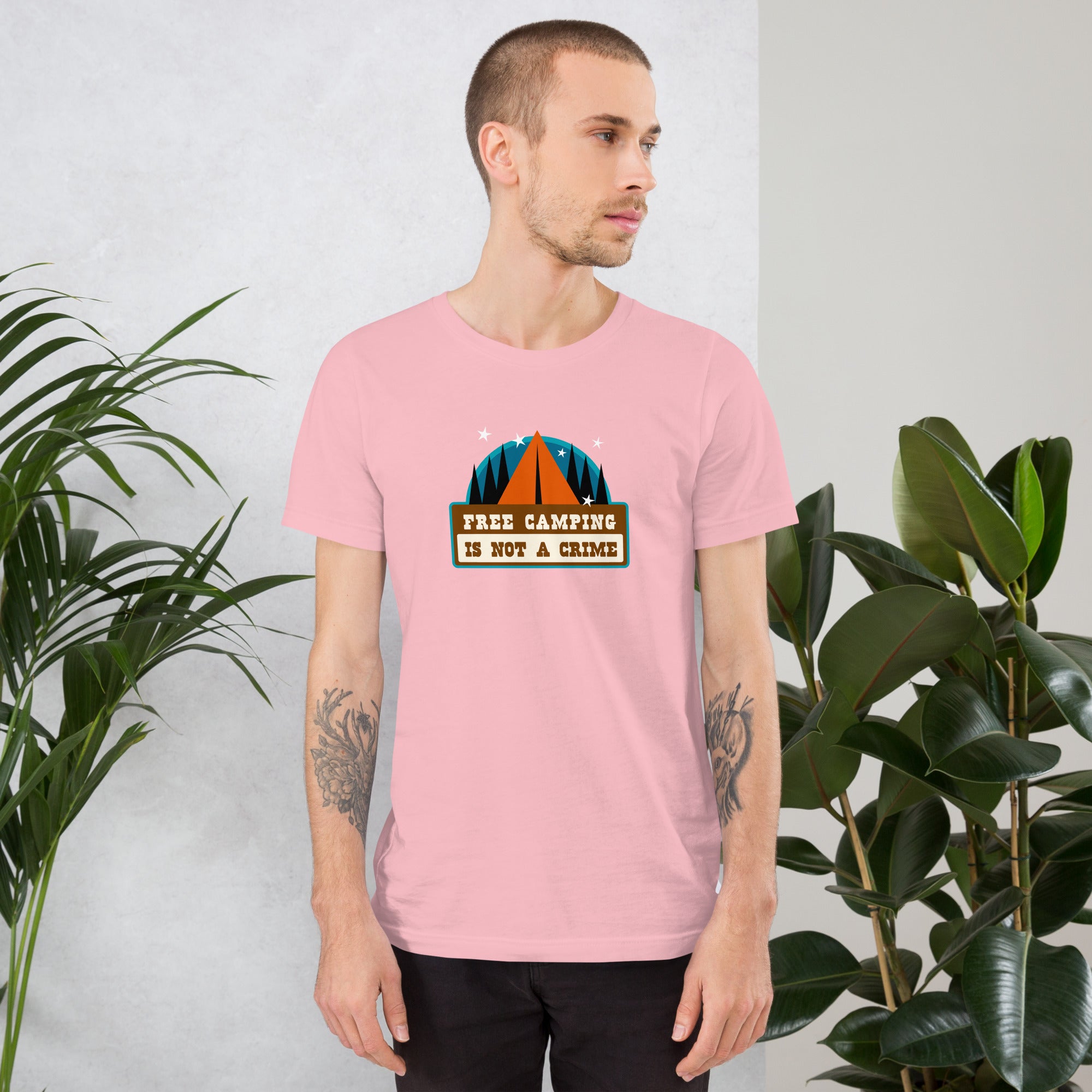 T-shirt en coton unisexe Free camping is not a crime sur couleurs claires