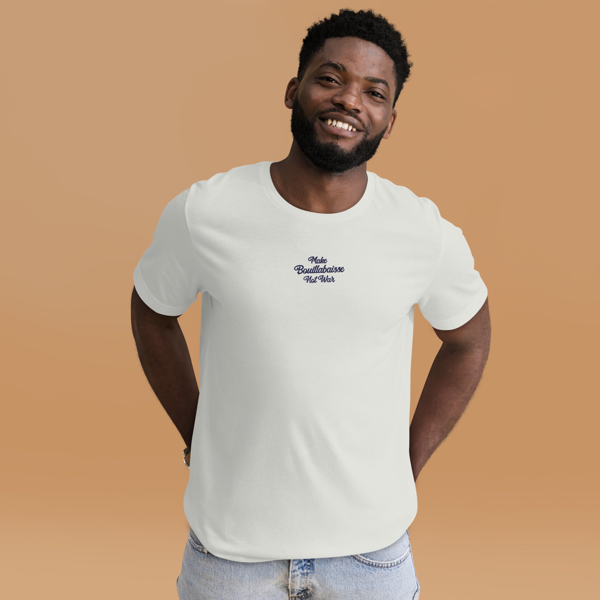 T-shirt en coton unisexe Make Bouillabaisse Not War Navy brodé sur couleurs claires