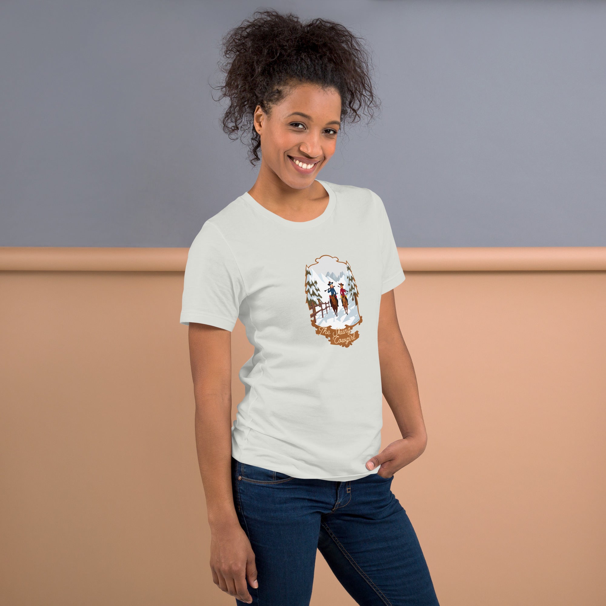 T-shirt en coton unisexe The Skiing Cowgirl sur fond clair