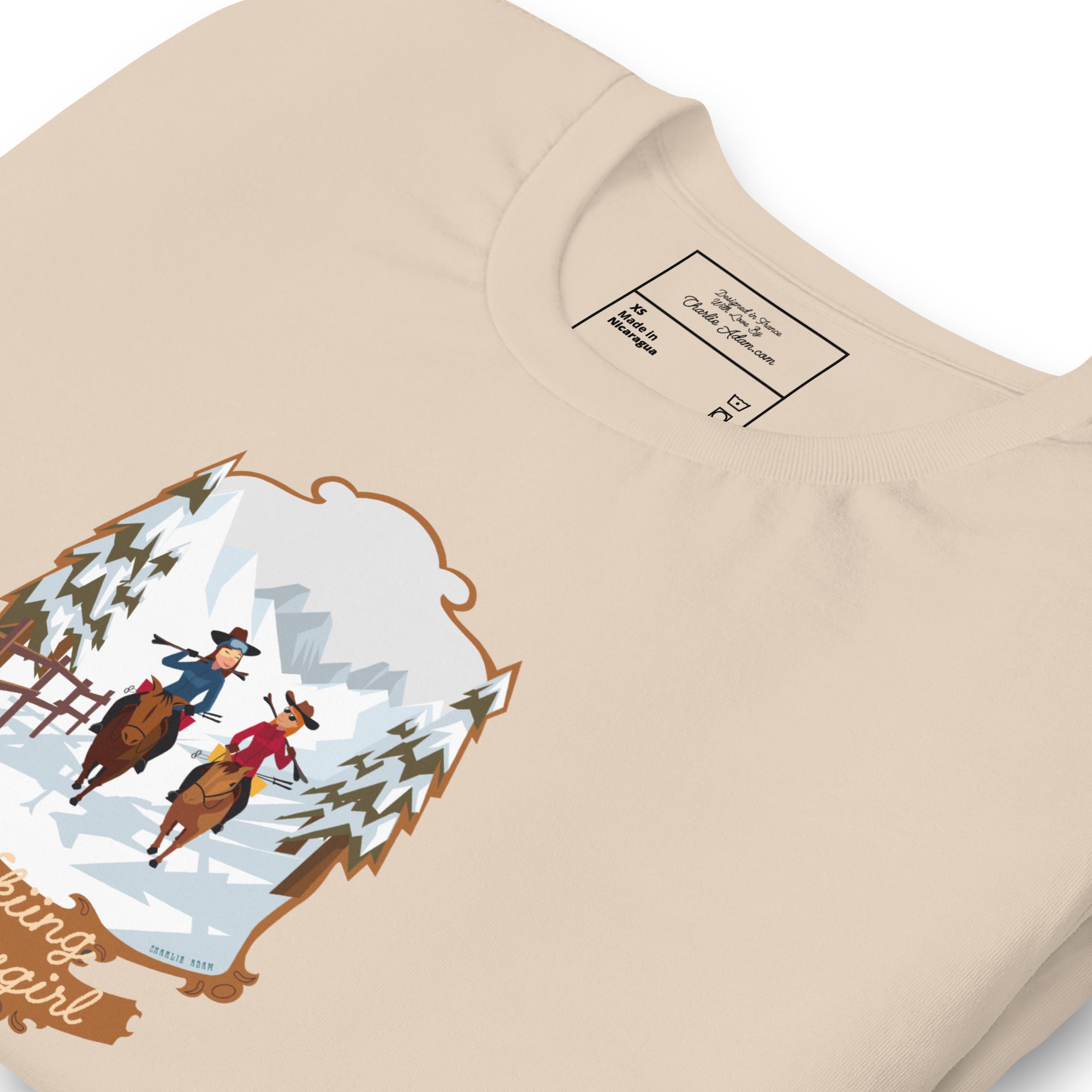 T-shirt en coton unisexe The Skiing Cowgirl sur fond clair