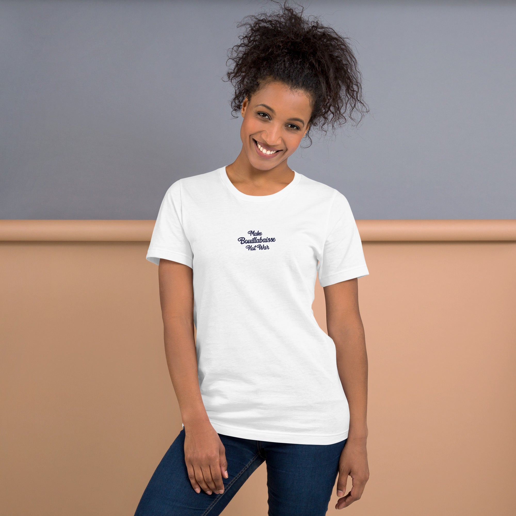 T-shirt en coton unisexe Make Bouillabaisse Not War Navy brodé sur couleurs claires